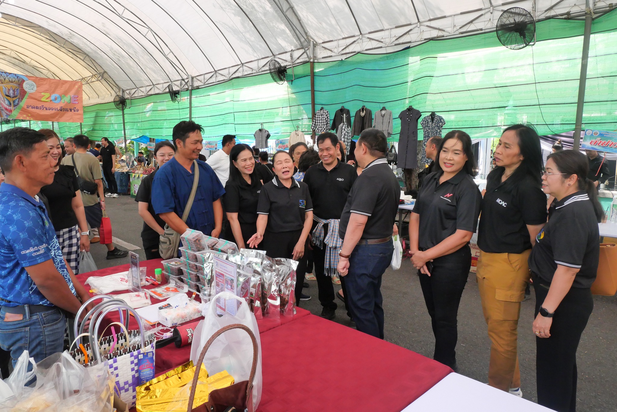 title - เลขาธิการ ส.ป.ก. เยี่ยมทักทายเกษตรกรและซื้อสินค้าในบรรยากาศวันสุดท้ายของการออกร้านขายสินค้า จากเขตปฏิรูปที่ดิน ส่งท้ายงานครบรอบ 51 ปี ส.ป.ก.